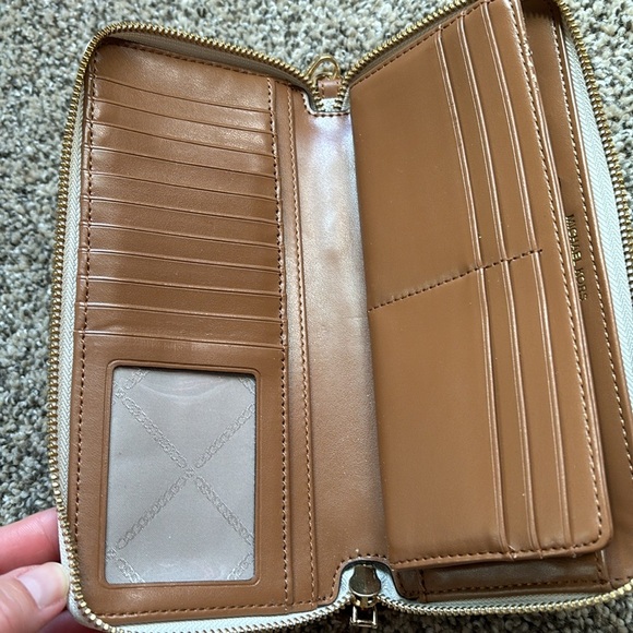 Michael Kors wallet - Picture 3 of 4